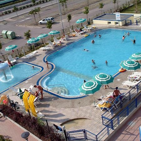 Altanea Residences Con Piscina Caorle Exteriör bild