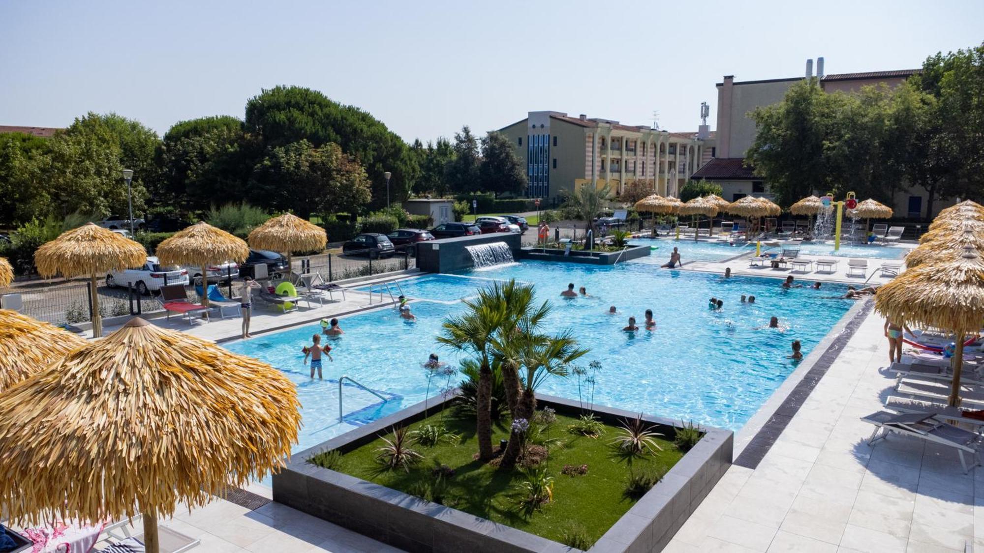 Altanea Residences Con Piscina Caorle Exteriör bild